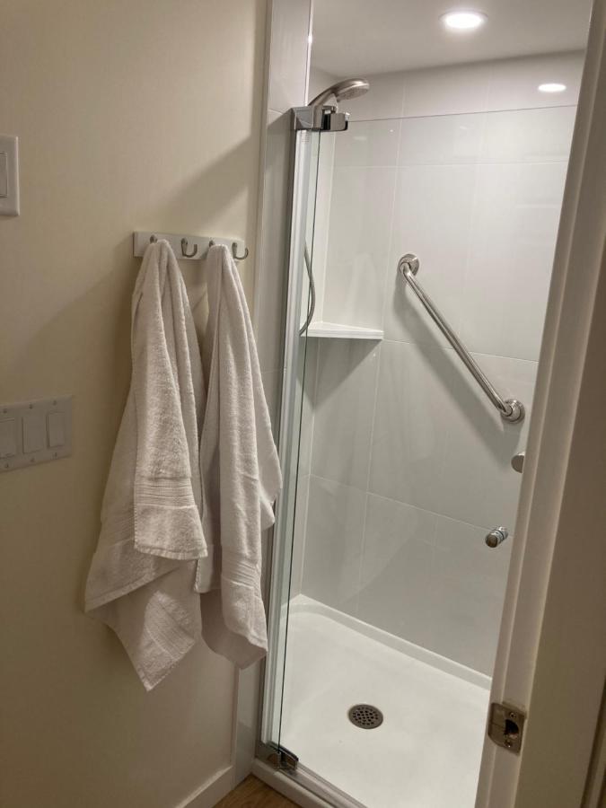 פנטיקטון Bright Poolside Walkout Two Bedroom Basement Suite In The Okanagan מראה חיצוני תמונה