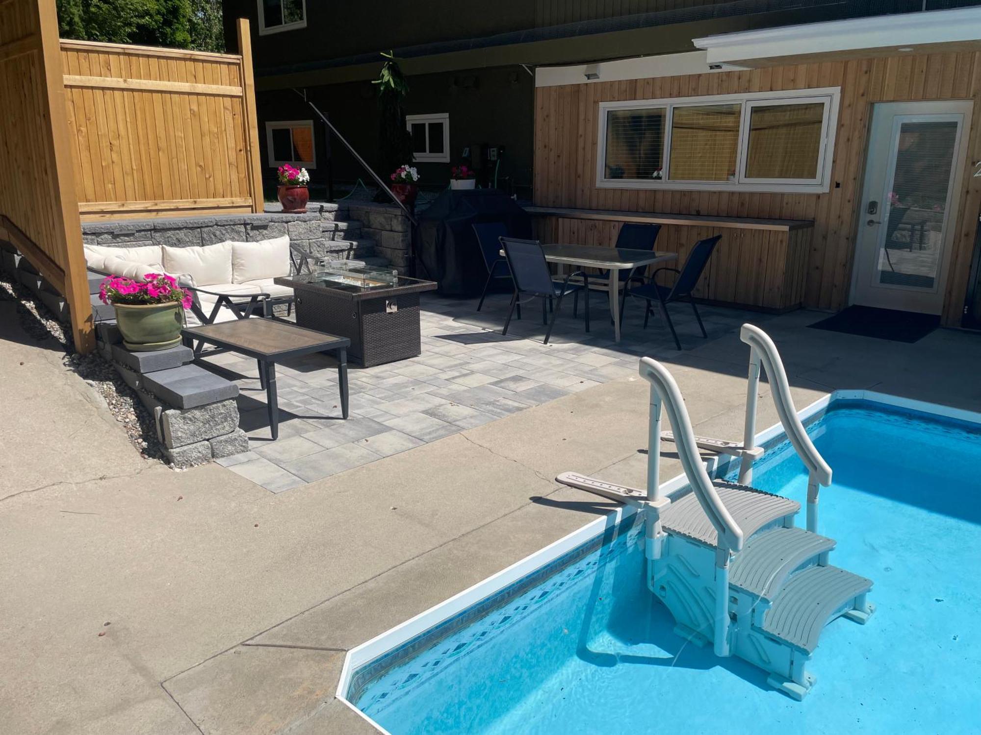 פנטיקטון Bright Poolside Walkout Two Bedroom Basement Suite In The Okanagan מראה חיצוני תמונה